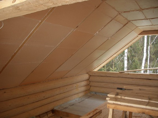 Как утеплить крышу мансарды изнутри, если она уже покрыта?